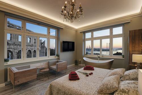 Luxury-Apartment | Betten mit Memory-Foam-Matratzen, Zimmersafe, individuell dekoriert