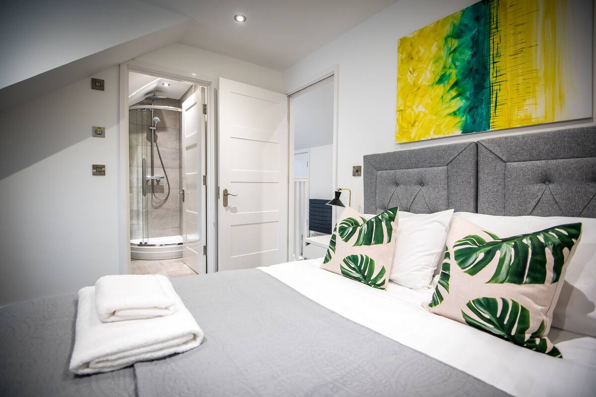 Penthouse, 2 Bedrooms (The Talbot) | WiFi (free), individually decorated, individually furnished, bed sheets