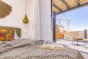 The Irises Suite | Caja de seguridad en la habitación y decoración personalizada 