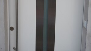 A door with a vertical handle and a metallic stripe. - Wohnen im ehemaligen Kaminstudio (Lutherstadt Wittenberg)