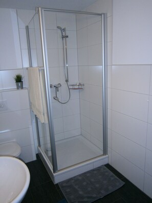 Traditional-Studio (incl. Cleaning Fee 30 EUR) | Badezimmer | Dusche, kostenlose Toilettenartikel, Haartrockner, Handtücher