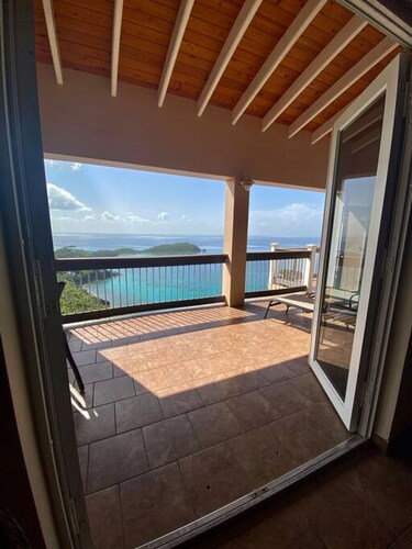 3 Bedroom House w/ Car Overlooking Rendezvous Bay with AC in bedrooms.