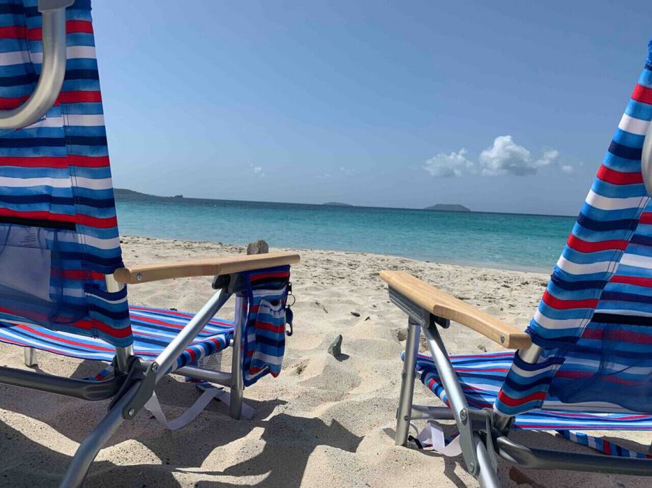 靠近海滩、沙滩椅、沙滩毛巾