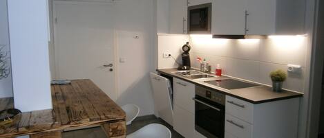 Studio (incl. Cleaning Fee 30 EUR) | Yksityinen keittiö | Täysikokoinen jääkaappi, mikroaaltouuni, uuni, liesi