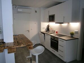Estúdio (incl. Cleaning Fee 30 EUR) | Cozinha privada | Geladeira grande, micro-ondas, fogão, cooktop