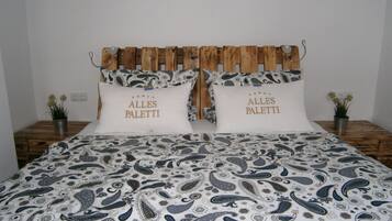 Studio (incl. Cleaning Fee 30 EUR) | Soundproofing, rollaway beds, free WiFi, bed sheets