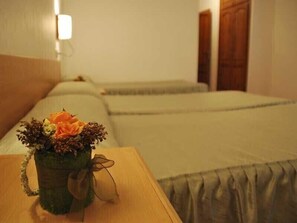 Habitación triple | Decoración individual, cunas (de pago), wifi gratis y ropa de cama