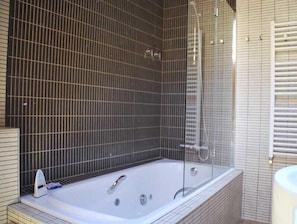 Single Room | Bathroom | Free toiletries, hair dryer, towels