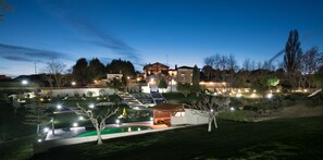 Piscine extérieure, chaises longues