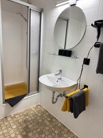 Economy-Dreibettzimmer, eigenes Bad, Gartenblick | Badezimmer | Handtücher