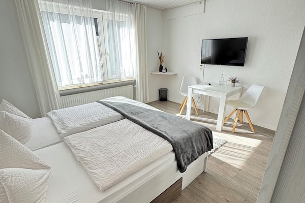 Basic-Doppelzimmer, eigenes Bad, Gartenblick | Schallisolierte Zimmer, kostenloses WLAN, Bettwäsche