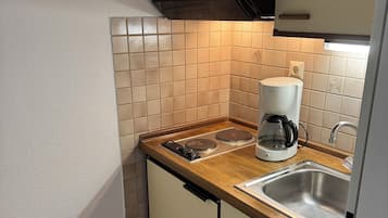 Deluxe Double Room, Private Bathroom, Courtyard View | Private kitchen