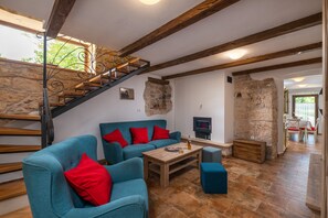 TV - Traditional holiday house in peaceful location, village Rakalj (Rakalj)