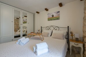 3 bedrooms, in-room safe, iron/ironing board, free WiFi - Traditional holiday house in peaceful location, village Rakalj (Rakalj)