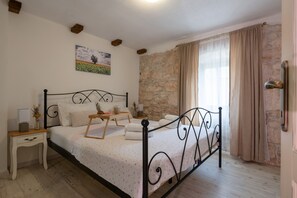 3 bedrooms, in-room safe, iron/ironing board, free WiFi - Traditional holiday house in peaceful location, village Rakalj (Rakalj)