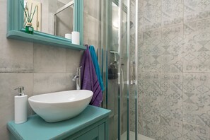 Dusche, Haartrockner, Handtücher