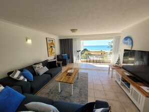 TV - Ocean Views,Opposite Beach & Park, Wi-Fi, Parking - U14 (Surfers Paradise)