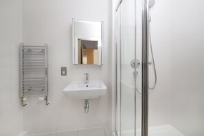 Deluxe-Apartment | Badezimmer | Komfortbadewanne, kostenlose Toilettenartikel, Haartrockner, Handtücher