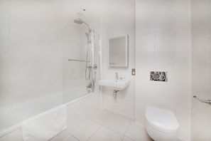 Deluxe Apartment | Bathroom | Deep-soaking bathtub, free toiletries, hair dryer, towels - Citadel Residences Hoey Court (London)
