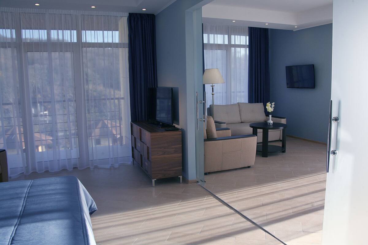 Luxe kamer, 1 twee- of 2 eenpersoonsbedden | Een kluis op de kamer, een strijkplank/strijkijzer, extra bedden