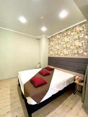 Pengeskab på værelset, strygejern/strygebræt