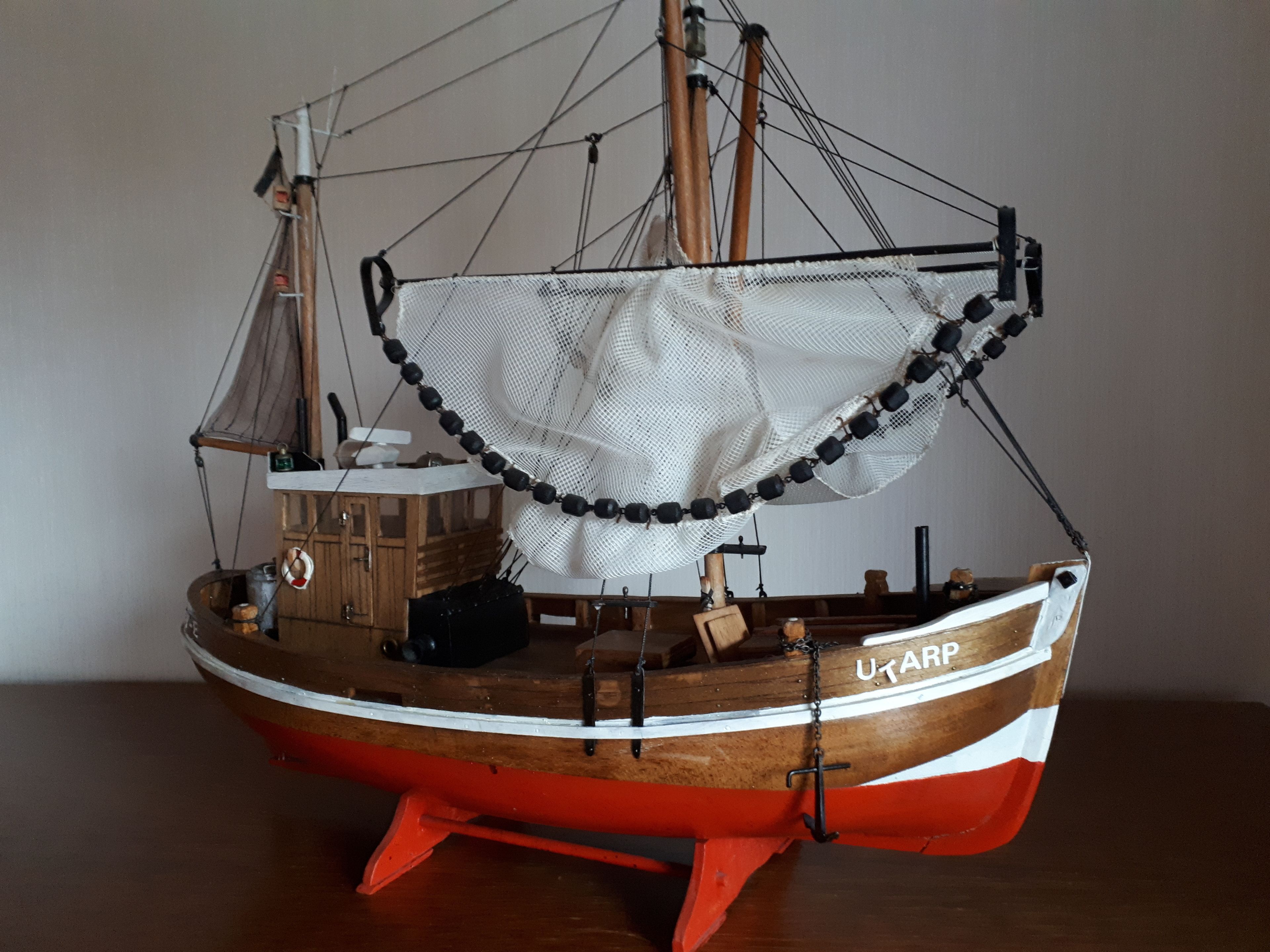 Un modelo de barco con el nombre 