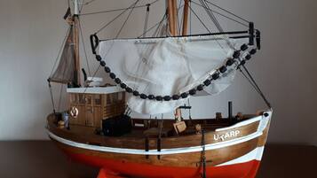 Un modelo de barco con el nombre