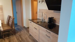 Comfort Condo, 2 Bedrooms (Flut - incl. cleaning Fee 60 EUR) | Private kitchen | Full-size fridge, microwave, oven, stovetop - Apartments Fröhling (Utarp)