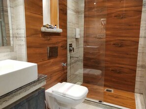 Luxury Room | Bathroom | Shower, rainfall showerhead, free toiletries, hair dryer - Hotel Malghotras by Hazel Hotels (Dharamshala)
