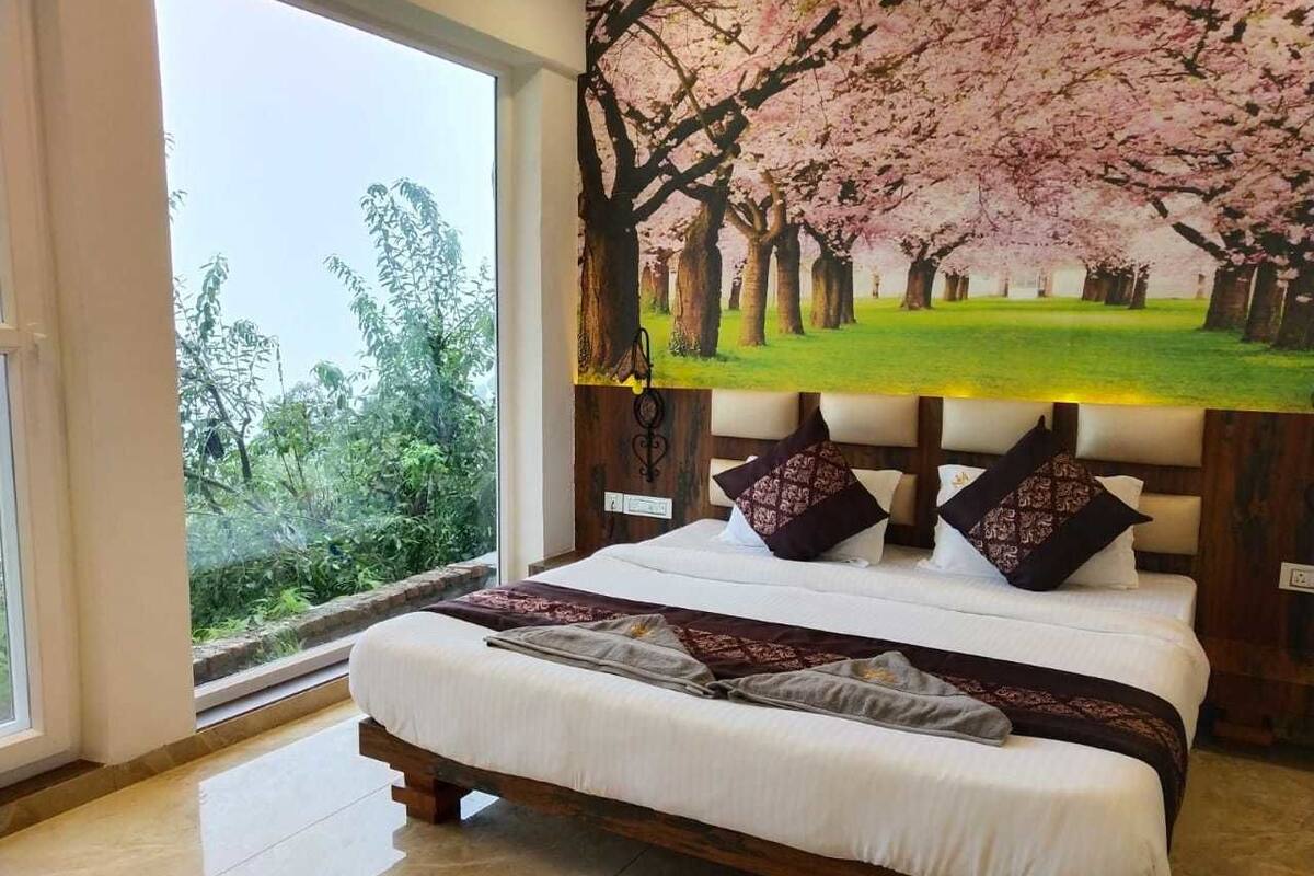 Executive Room | Premium bedding, individually decorated, individually furnished, desk