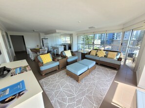 TV - Ocean Views,Opposite Beach & Park, Wi-Fi, Parking-U11 (Surfers Paradise)