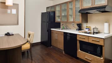 Full-size fridge, microwave, stovetop, dishwasher