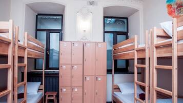 Tabla de planchar con plancha, wifi gratis y ropa de cama