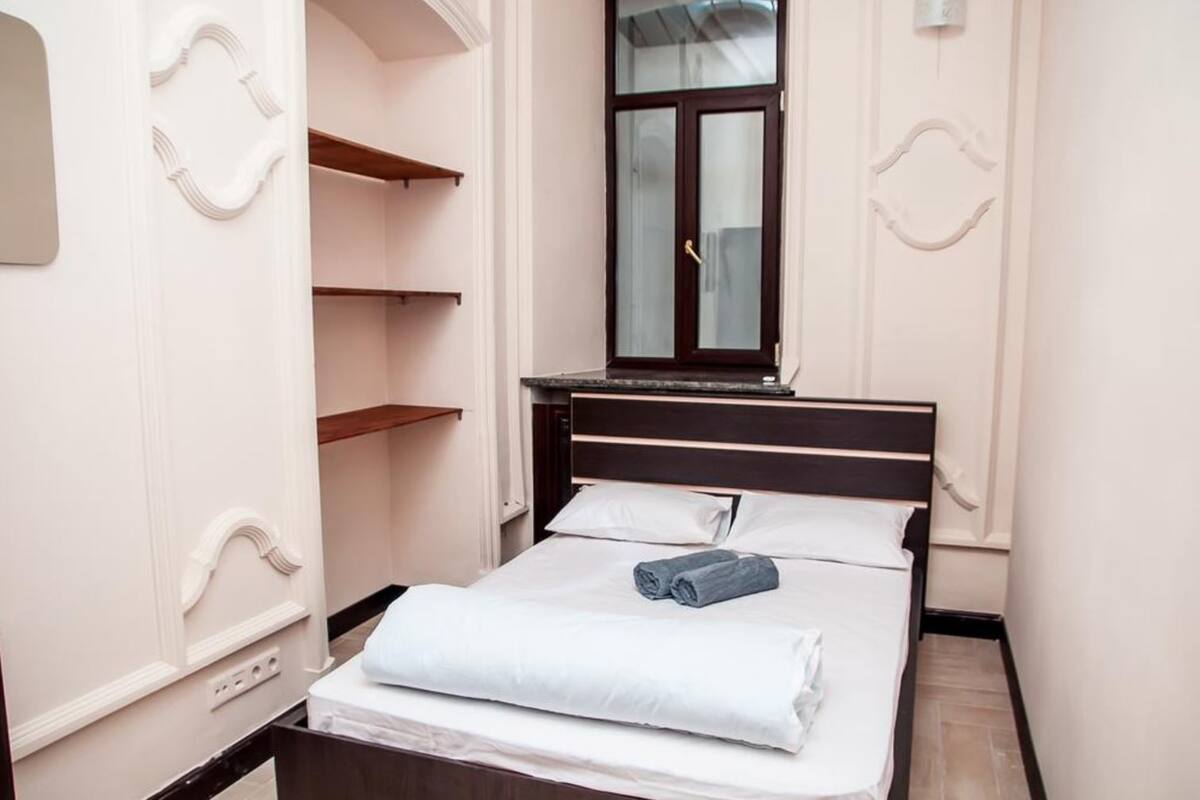 Iron/ironing board, free WiFi, bed sheets