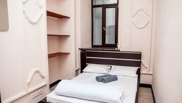 Tabla de planchar con plancha, wifi gratis y ropa de cama