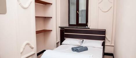 Quarto casal standard (9) | Ferros/tábuas de passar roupa, Wi-Fi de cortesia, roupa de cama