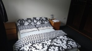 1 chambre, bureau, fer et planche à repasser, accès au Wi-Fi (inclus)