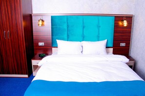 客房内保险箱、特色装修、办公桌、笔记本电脑工作区