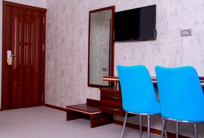 Peti besi dalam bilik, dihias secara berasingan, meja 