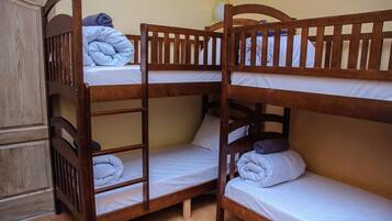 Setrika/meja setrika, Wi-Fi gratis, dan seprai linen