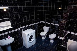 Ducha, secador de pelo, toallas, jabón