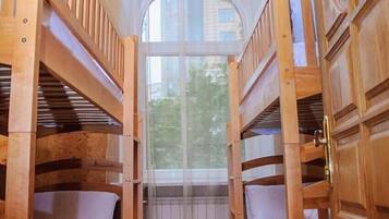 Setrika/meja setrika, Wi-Fi gratis, dan seprai linen