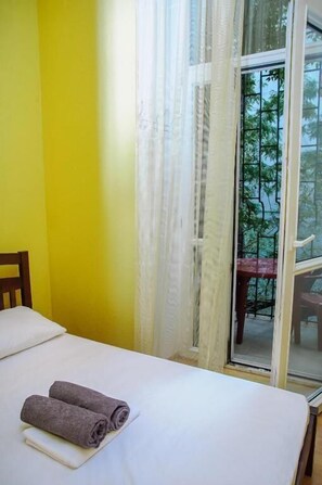 Tabla de planchar con plancha, wifi gratis y ropa de cama 