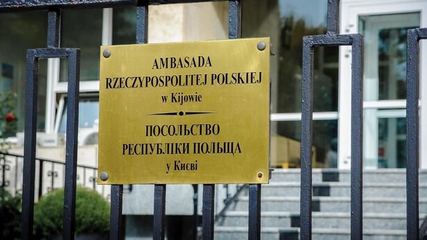 A sign with Polish text on a metal fence. - Golden Globus Hostel (Kyiv)