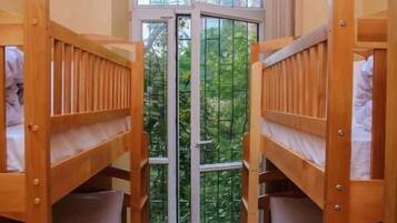 Fer et planche à repasser, Wi-Fi gratuit, draps fournis