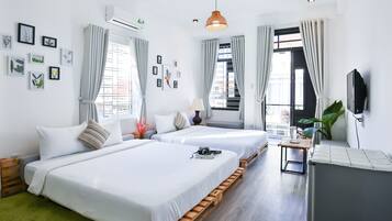 Familienzimmer (Pallet F) | Minibar, Schreibtisch, schallisolierte Zimmer, kostenloses WLAN