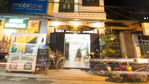 Un edificio con un letrero de 'mobifone' y una fachada con una bicicleta.