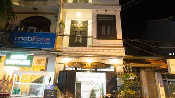 Fassade der Unterkunft – Abend/Nacht