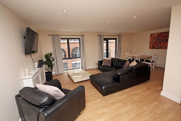 Belfast City Central Apartment | Living room | Flat-screen TV - Belfast City Central Apartment (Belfast)