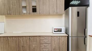 Full-size fridge, microwave, cookware/dishes/utensils